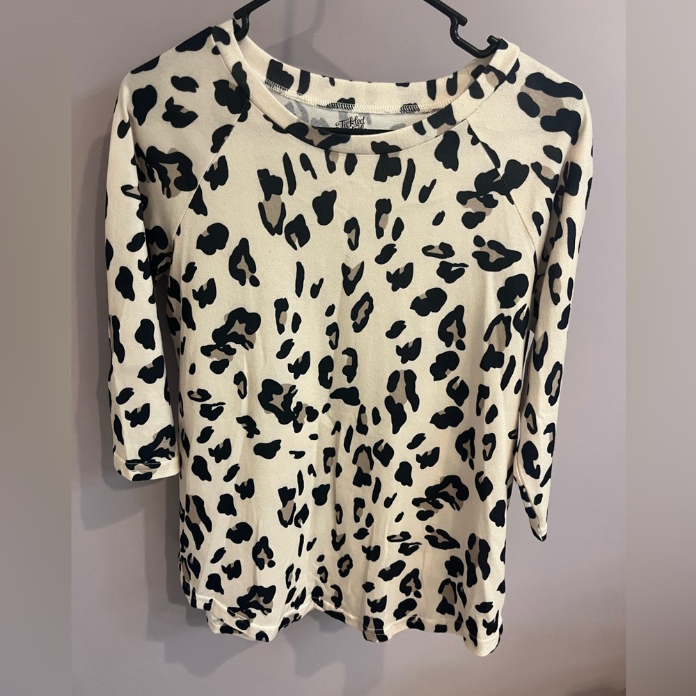 Quarter sleeve leopard print shirt.
